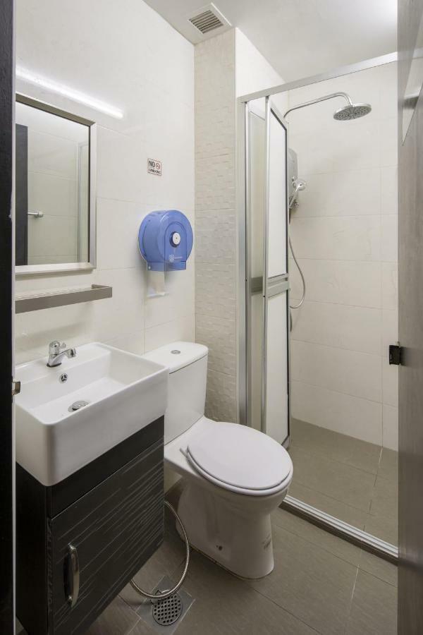 7 Wonders Hostel At Upper Dickson Singapore Exterior photo